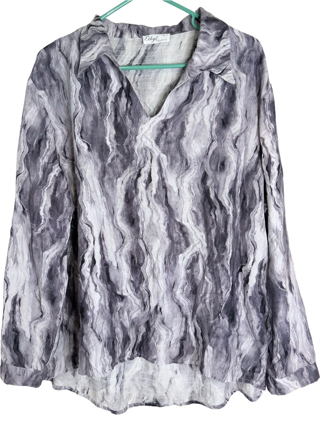 Ethyl Women's Marble-Print V-Neck Long Sleeve Blouse In Black & Gray